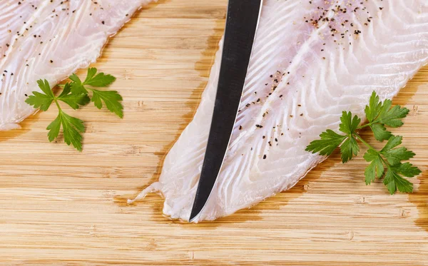 Filetti di pesce puliti e stagionati con coltello affilato — Foto Stock