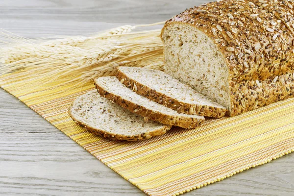 Orgaaninen kokonainen viipaloitu leipä — kuvapankkivalokuva