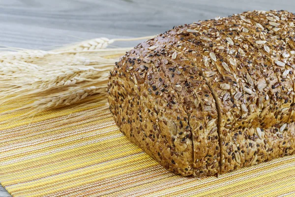 Chleb pszenny pełnoziarnisty — Zdjęcie stockowe