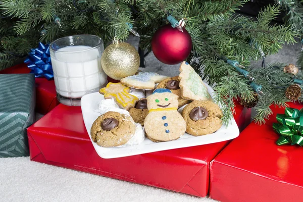 Holiday Cookies next to Decorated Tree — Stock Photo, Image