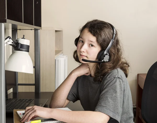 Menina Pensando antes de fazer seu dever de casa — Fotografia de Stock