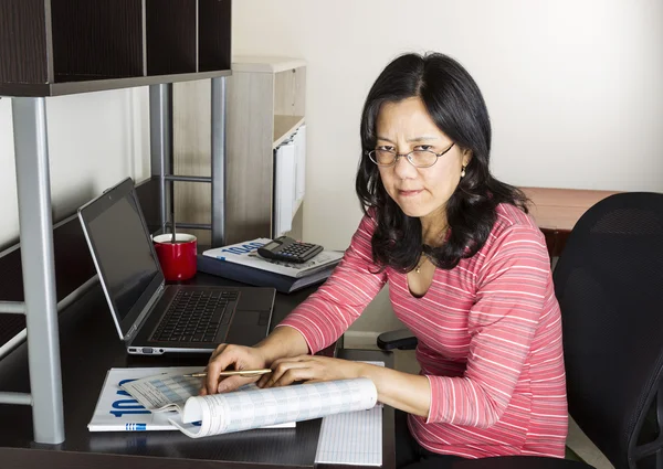 Mujeres enojadas haciendo impuestos sobre la renta —  Fotos de Stock