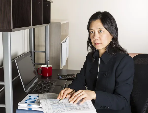Professionele volwassen vrouw inkomstenbelasting accountant op het werk — Stockfoto