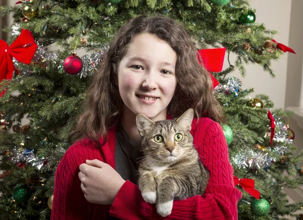 Молодая девушка с домашним животным во время праздников — стоковое фото