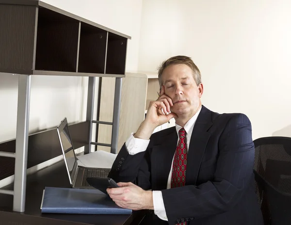 Volwassen mens slaapt op het werk — Stockfoto