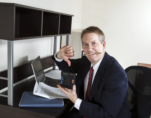 Reifer Mann drückt bei der Einkommensteuer den Daumen — Stockfoto