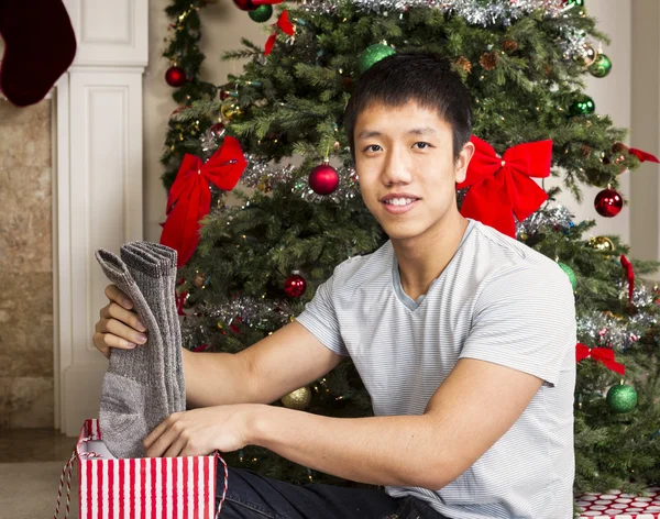 Jeune homme avec des cadeaux de vacances — Photo