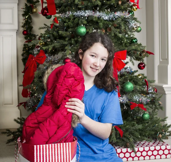 Jong meisje met vakantie cadeau jas — Stockfoto