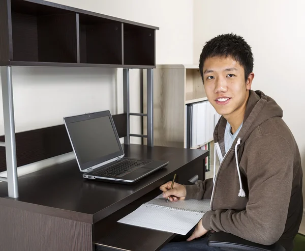 Giovane uomo adulto studiando per la scuola — Foto Stock