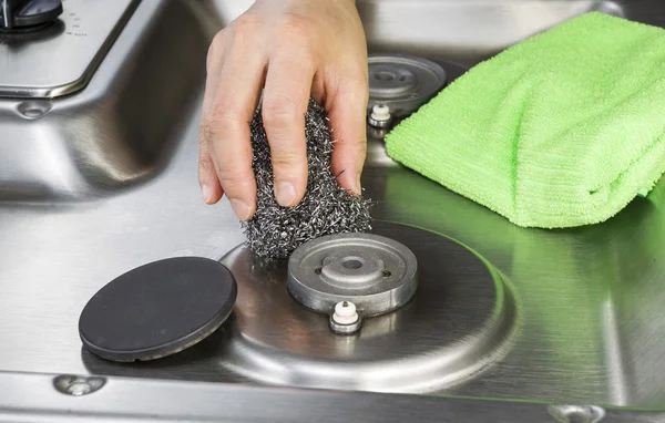 Cleaning Gas Stove Burner with Steel Pad — Stock Photo, Image