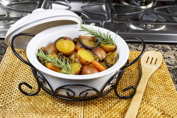 ホーム調理されたカレー食事で満ちている白い鍋 — ストック写真
