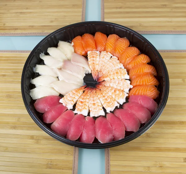 Sortimento de Sushi na placa redonda — Fotografia de Stock