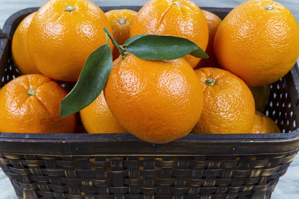 Basket of Fresh Oranges — Stock Photo, Image