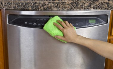 temiz bulaşık mikrofiber bez ile silerek