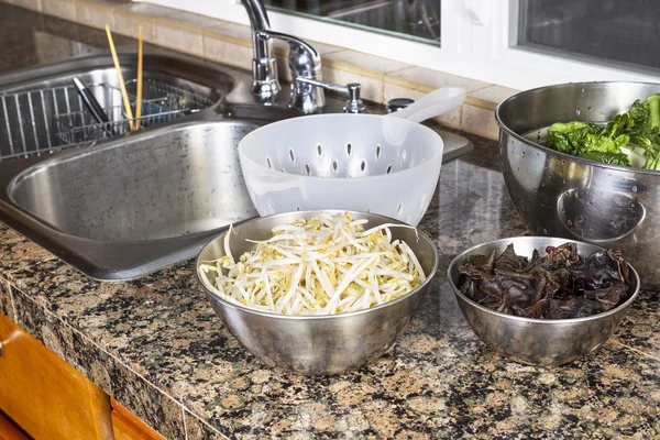 Cleaning Chinese Vegetables — Stock Photo, Image