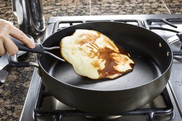 Golden Brown Pancake essere capovolto — Foto Stock