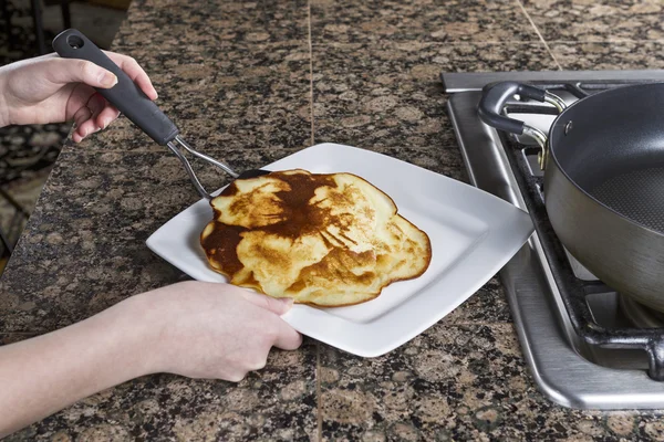 Grande Pancake d'oro posizionato sul piatto bianco — Foto Stock