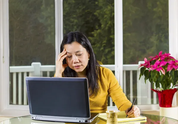 Mogen kvinna betonade medan du arbetar hemma kontor — Stockfoto