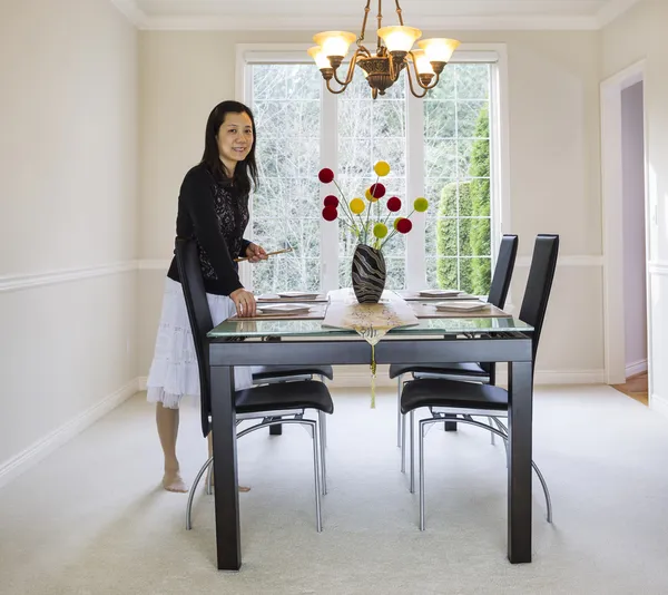 Volwassen vrouw placemat eetstokjes brengen in formele eetkamer ro — Stockfoto