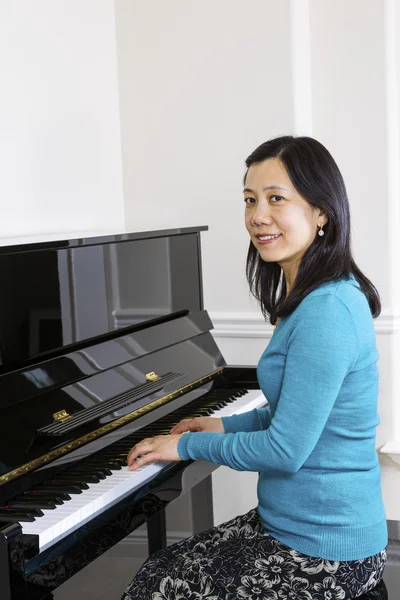 Volwassen vrouwen spelen piano — Stockfoto