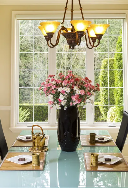 Configuração formal da sala de jantar para chá e lanches — Fotografia de Stock