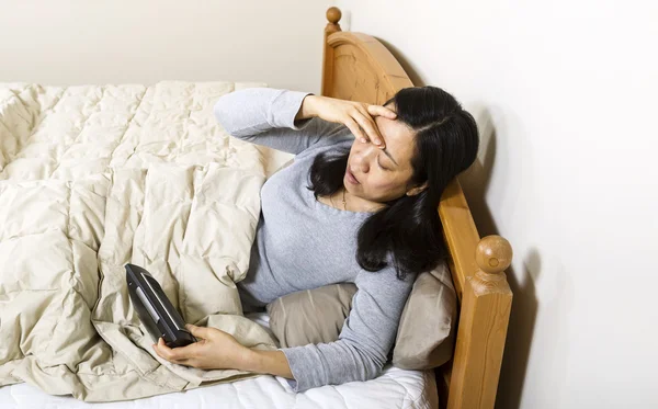 Madura mujer no durmiendo bien —  Fotos de Stock