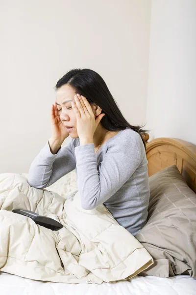 Volwassen vrouw gefrustreerd terwijl het proberen om te slapen — Stockfoto