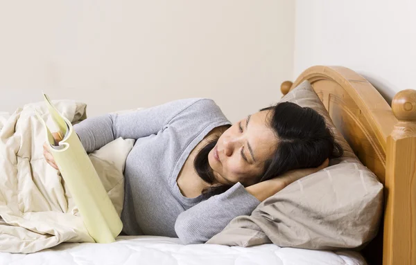 Reife Frau lesen im Bett — Stockfoto