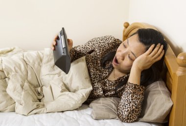 Olgun kadın alarm saati tarafından şaşırttı