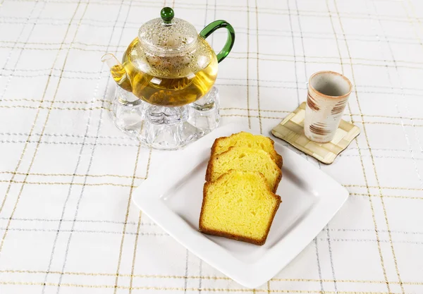 Cytryny Funt ciasto z zielonej herbaty na stole — Zdjęcie stockowe