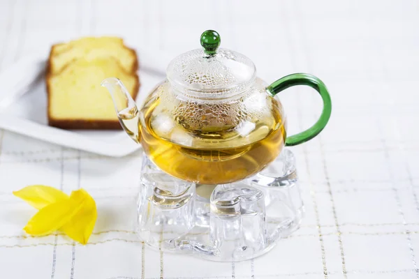 Teekanne mit frischem grünen Tee — Stockfoto