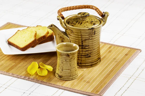 Keramische theepot en cup met groene thee — Stockfoto