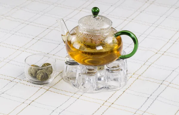 Färskt grönt te i glas kruka — Stockfoto