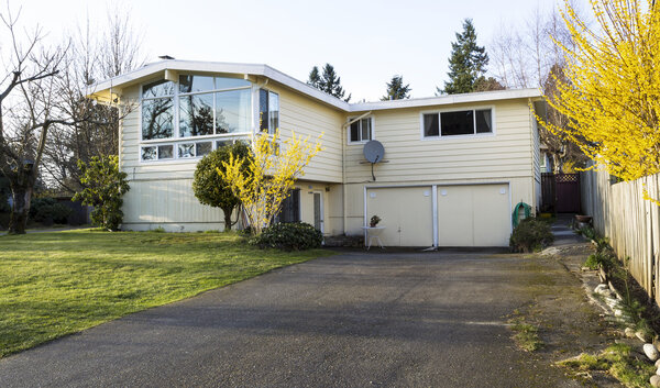 Дом престарелых с большой дорожкой в раннем весеннем море
