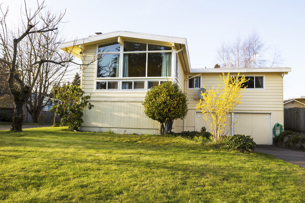 Дом для пожилых людей в начале весеннего сезона
