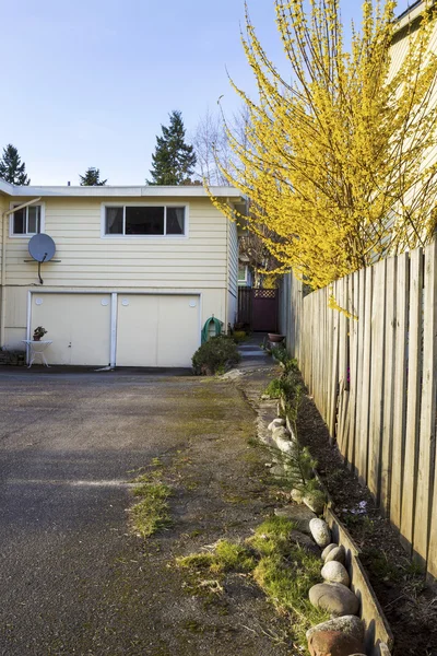 Allée menant au garage à deux voitures — Photo