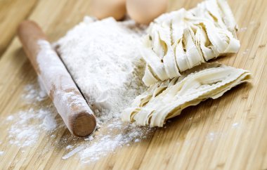 taze maded düz şehriye tarafında ham maddeler ile