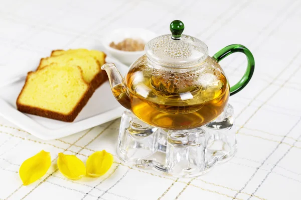 Fresh Green Tea in Glass Pot with Lemon Cake on the side — Stock Photo, Image