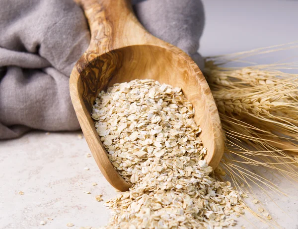 Avena arrotolata in cucchiaio di legno — Foto Stock