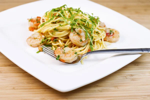 Plato de pasta con camarones en tenedor —  Fotos de Stock