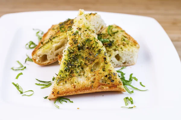 Pane all'aglio appena sfornato con erbe e burro — Foto Stock