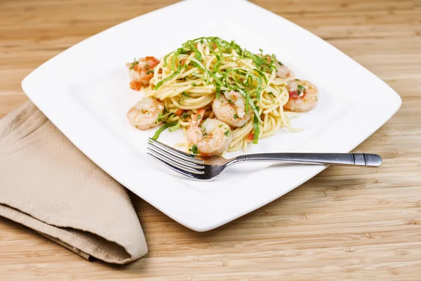 Pasta con camarones grandes y albahaca — Foto de Stock