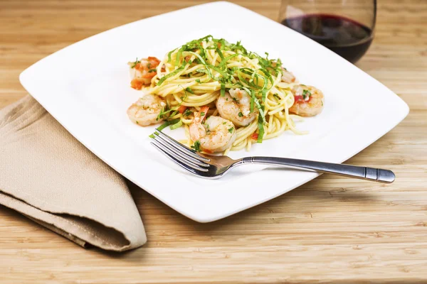 Shrimp Pasta Dish with Wine — Stock Photo, Image