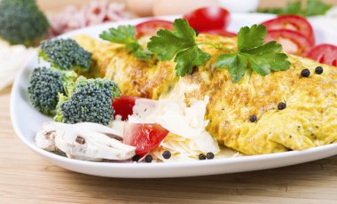 sebze ve otlar ile büyük yumurta omlet