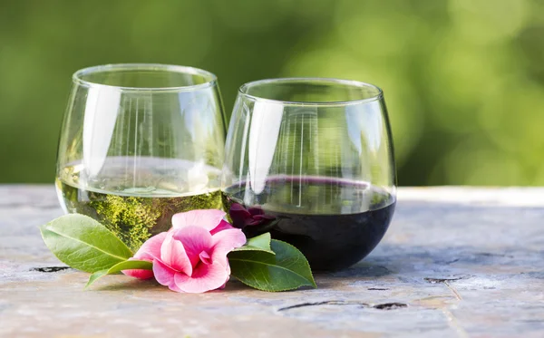 Rot- und Weißwein mit rosa Blume im Freien — Stockfoto