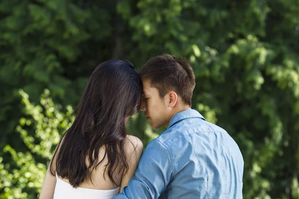 Amantes segurando uns aos outros em um bom dia quente — Fotografia de Stock