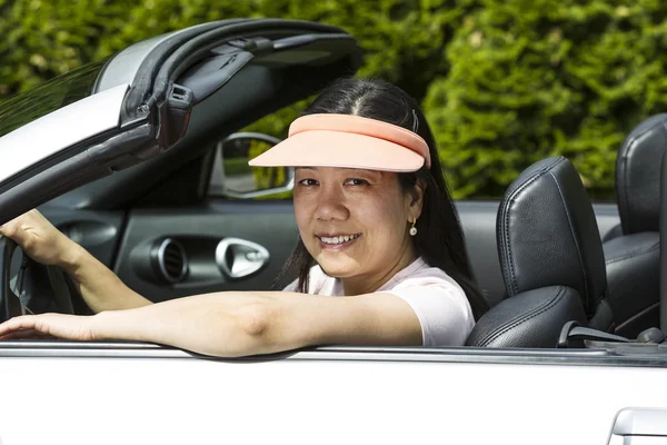 Donna matura divertirsi in auto convertibile — Foto Stock