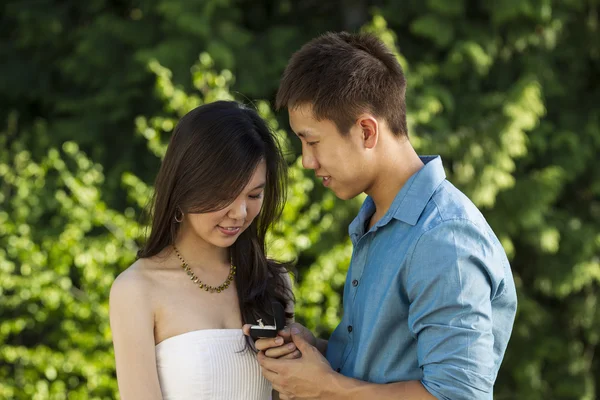 Mujer adulta joven mirando su anillo de compromiso — Foto de Stock