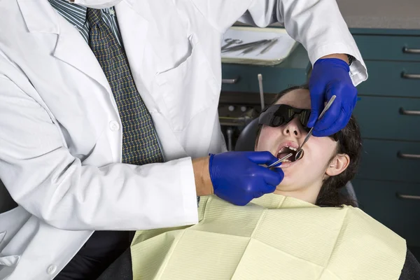Dentist doing examination on teeth on young girl — Stock Photo, Image