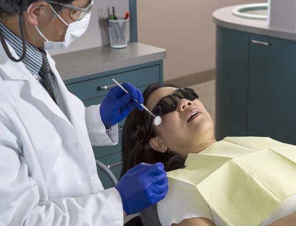 Žena pacient čeká na zubaře začít pracovat — Stock fotografie